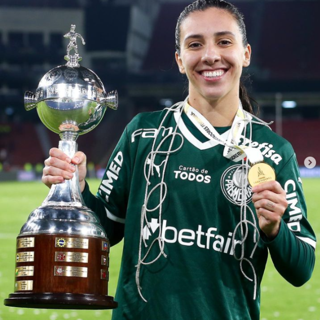 Jogadora De Futebol Natural De Lajeado Grande Assina Contrato Time