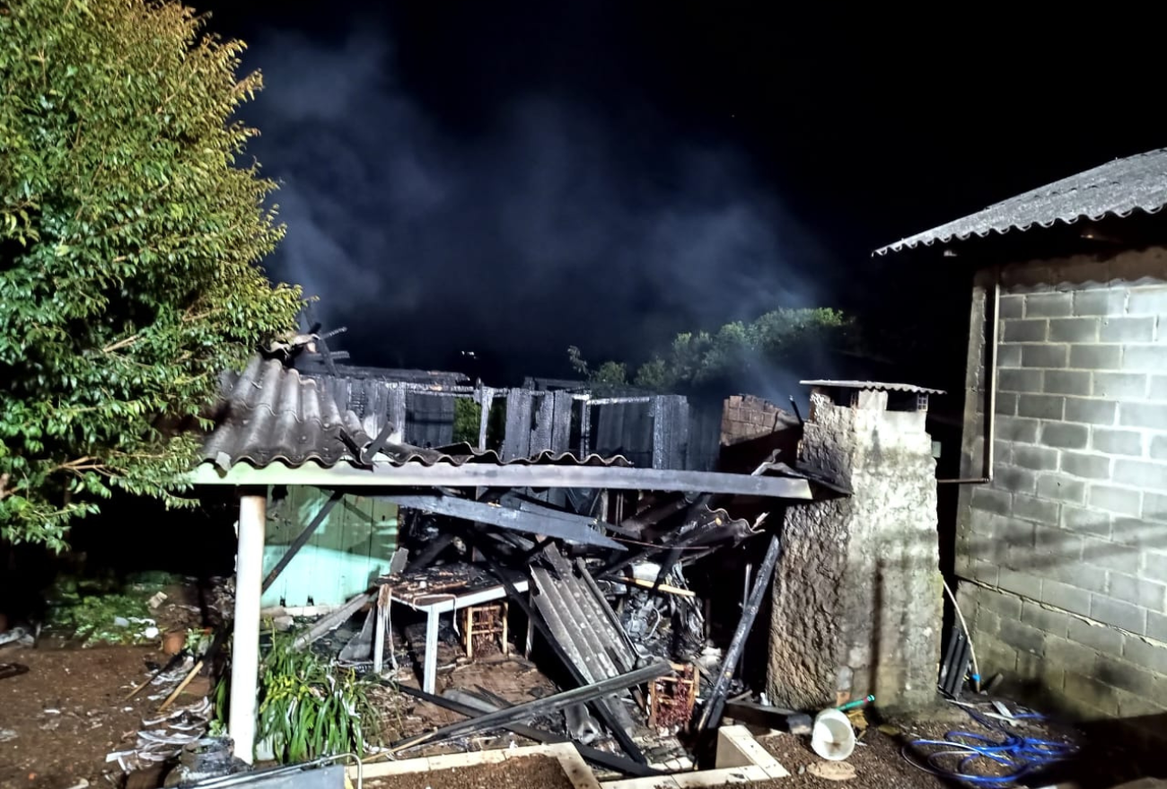 Resid Ncia Unifamiliar Fica Completamente Destru Da No Bairro Chagas