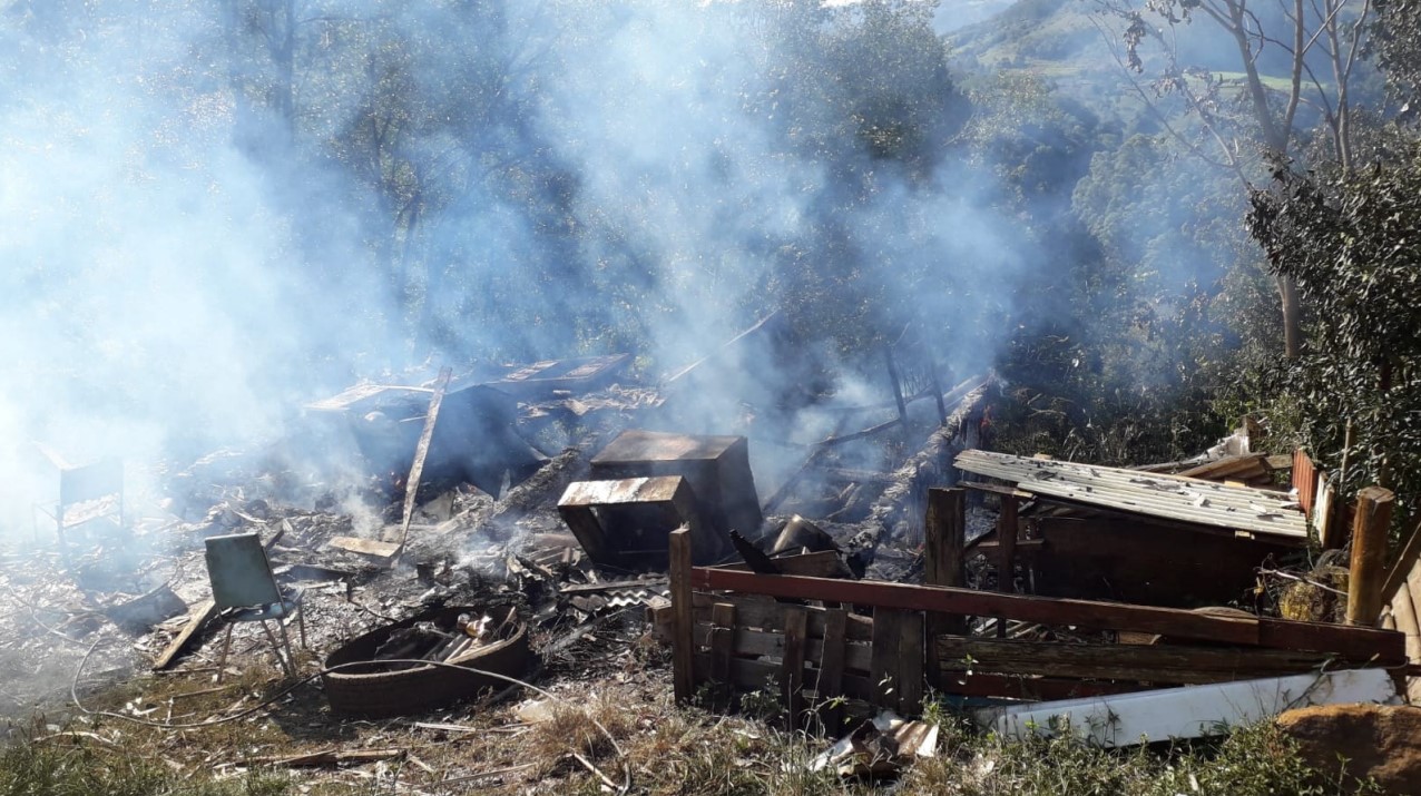Fogo de fogão a lenha causa incêndio em residência, em Xaxim