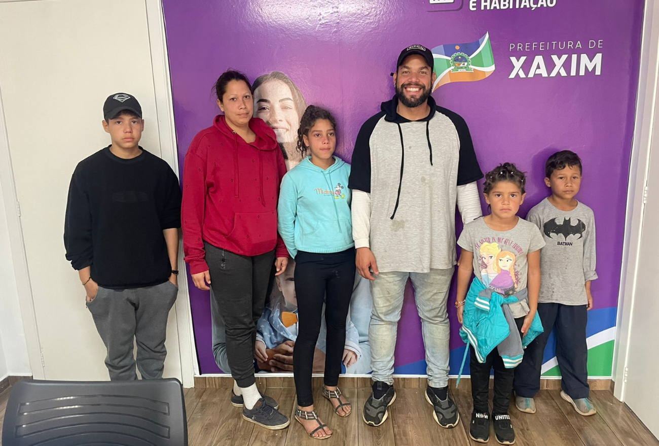 Venezuelanos que caminhavam há quatro meses pedem ajuda em Xaxim para reencontrar família