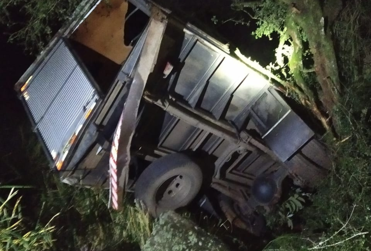 Fotos: caminhoneiro fica gravemente ferido em acidente de trânsito em Quilombo