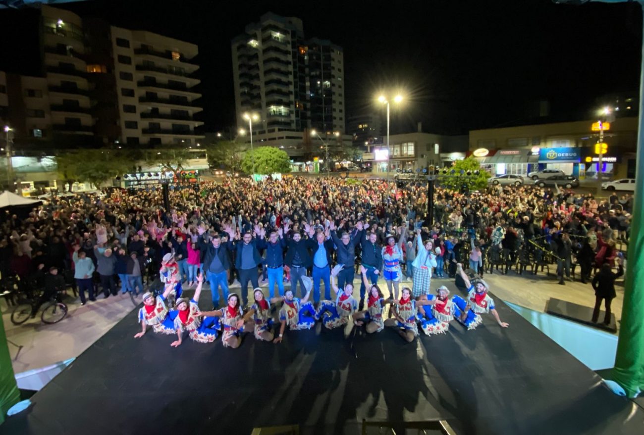 Espetáculo “Cooperação em Família” reúne milhares de pessoas na praça de Xaxim