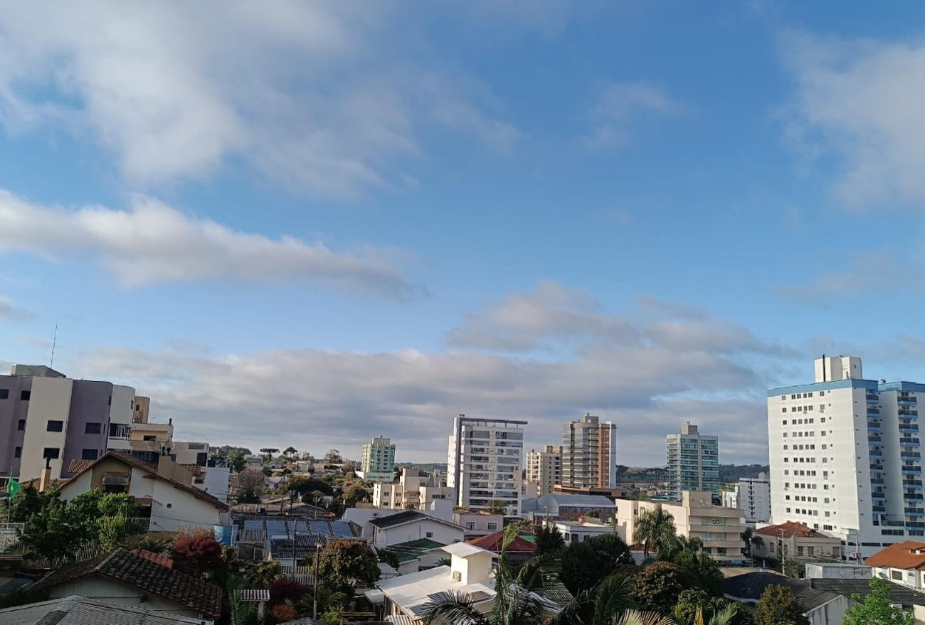 Sol com poucas nuvens em Xaxim nesta terça-feira (23)