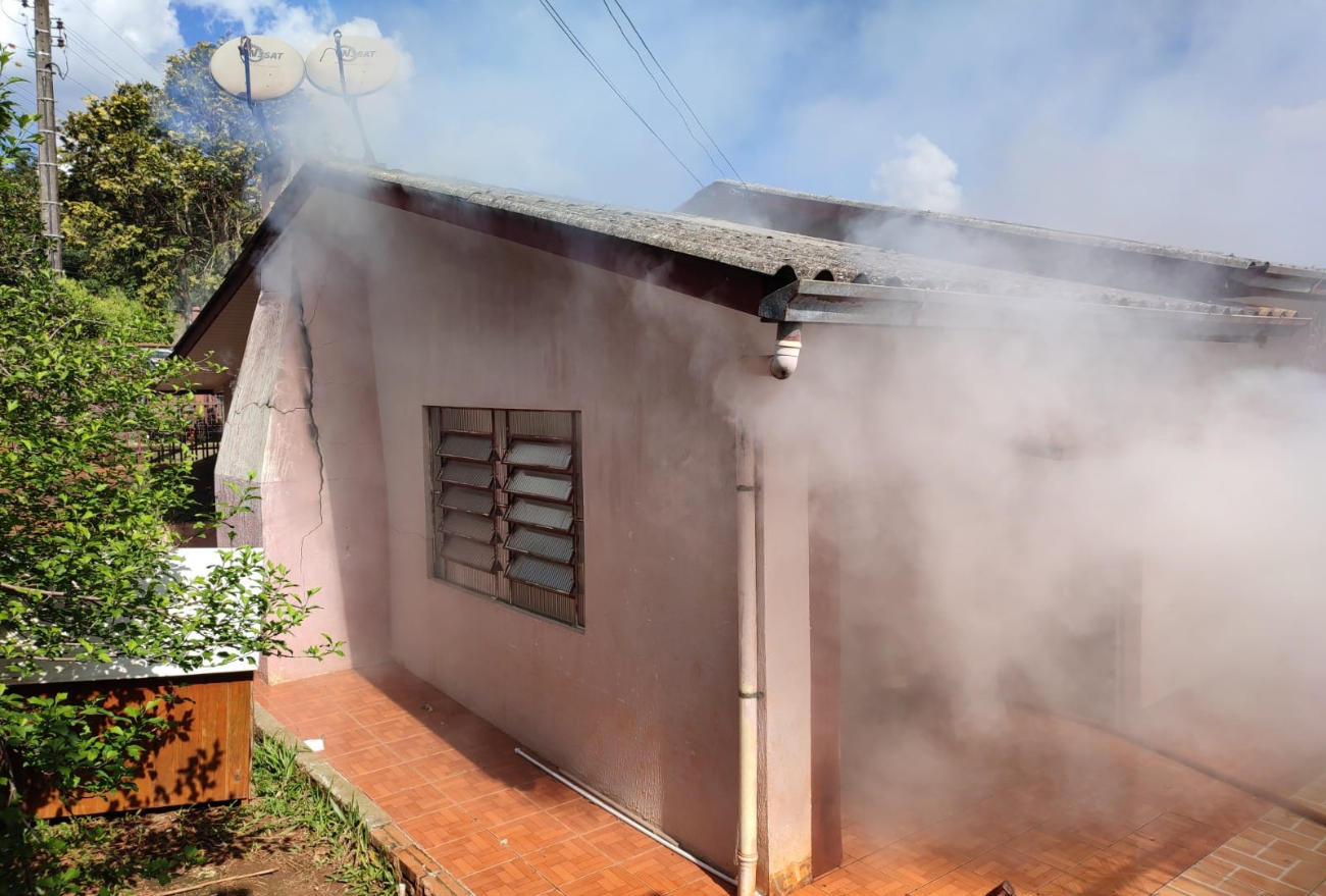 Bombeiros combatem incêndio em residência, em Xaxim