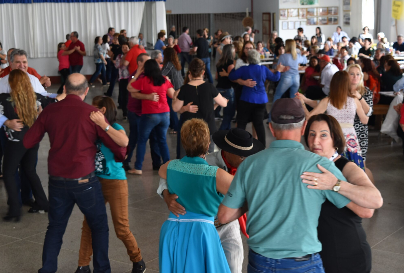 Grupo da Terceira Idade promove Tarde Dançante na comunidade de Santa Lucia