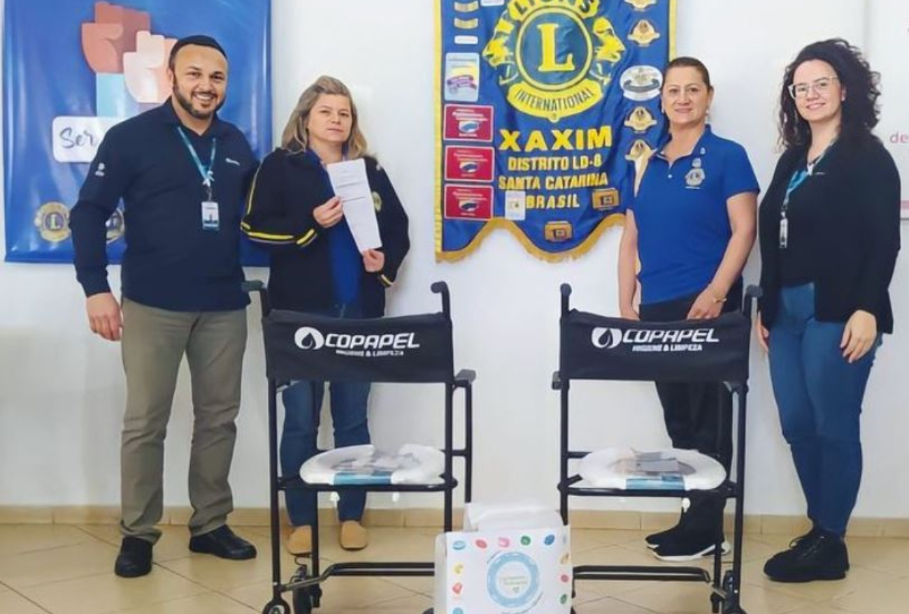 Cadeiras higiênicas são doadas ao Lions Clube de Xaxim pelo Projeto Tampinha Solidária