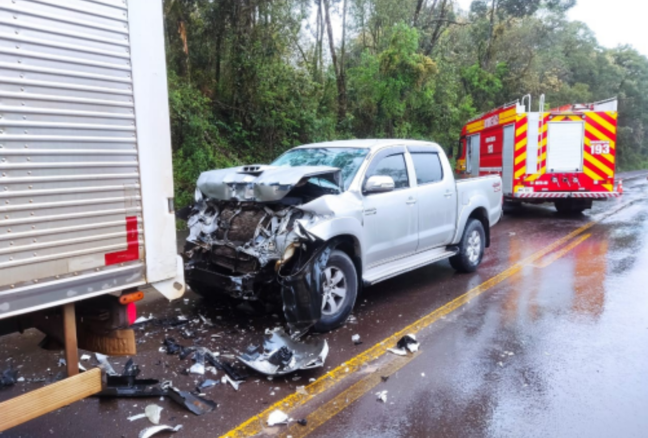 Colisão entre camionete e caminhão deixa vítima ferida, no Oeste