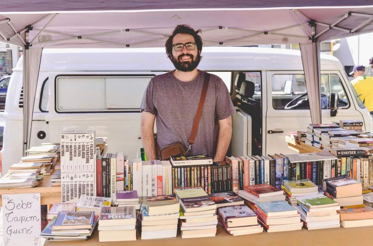 Sebo literário: professor chapecoense se dedica a comercialização de livros usados