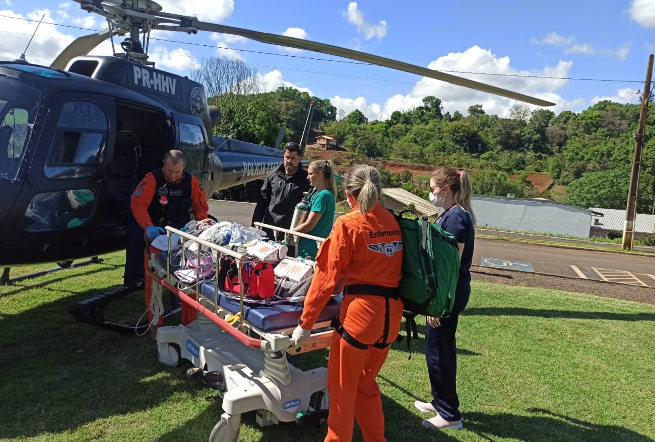 Paciente é transferido em helicóptero pelas equipes SARA e SAERFron