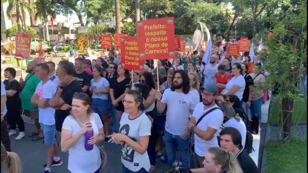 Servidores Municipais de Chapecó entram em greve nesta segunda-feira (20) em busca de reajuste