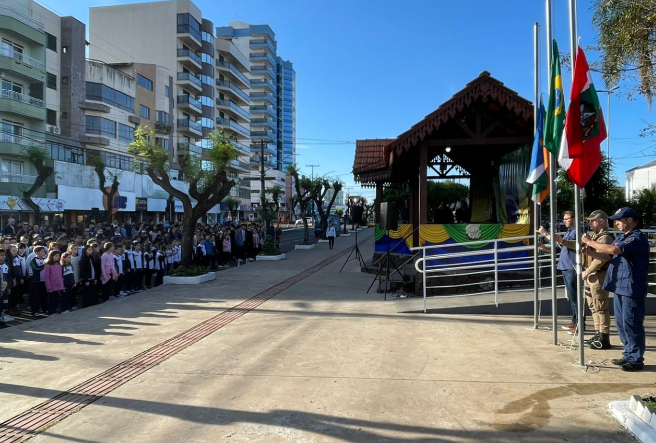 Momento Cívico acontece na Praça Frei Bruno, em Xaxim