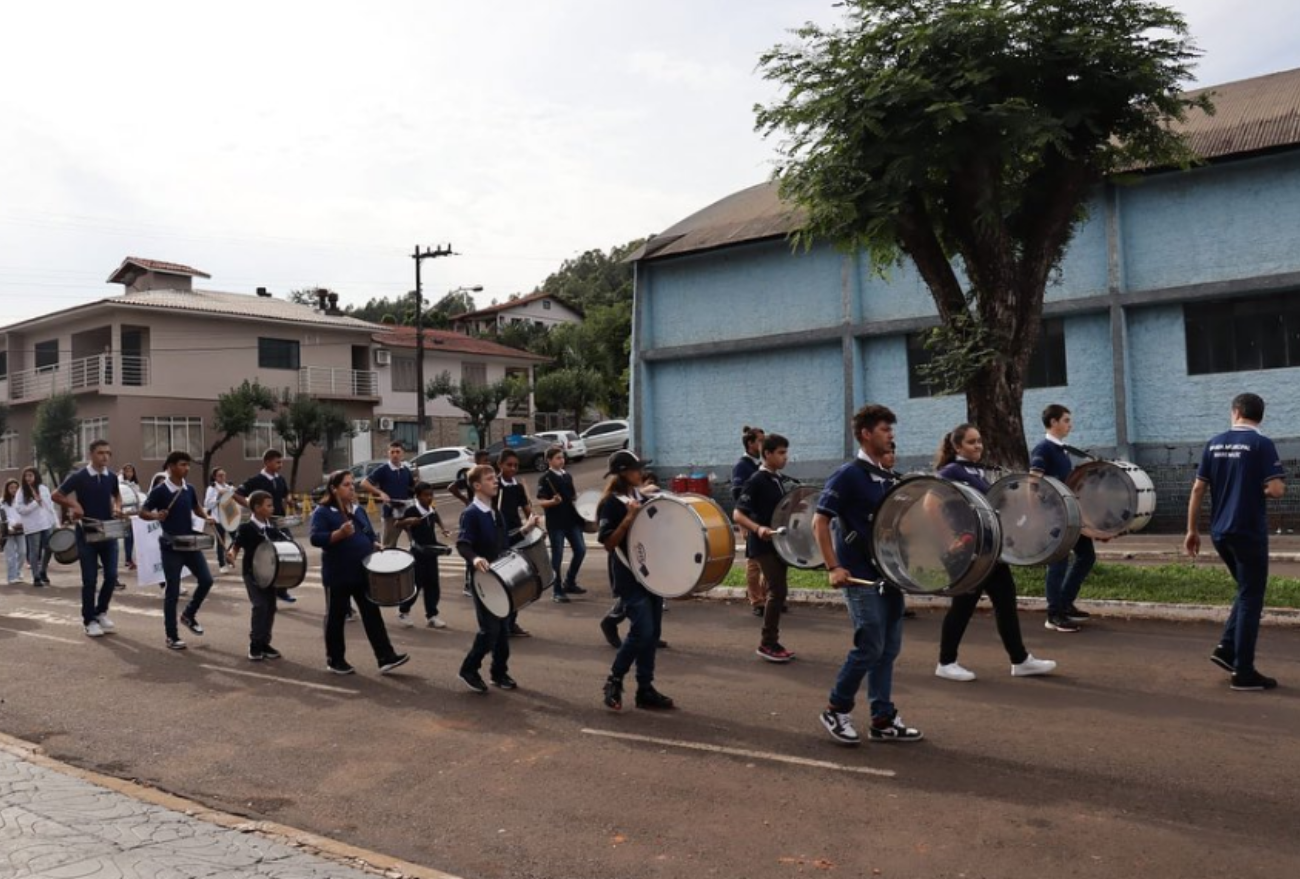 Fotos: entidades encantaram o público de Marema com temas relevantes no desfile de 7 de setembro