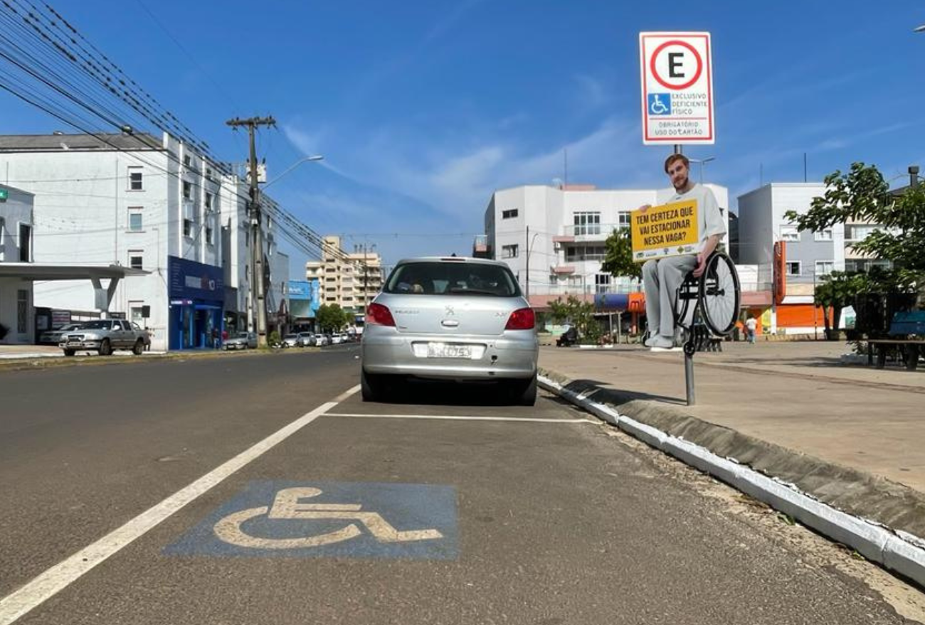 Prefeitura de Xaxim instala totens de conscientização sobre vagas exclusivas em estacionamentos