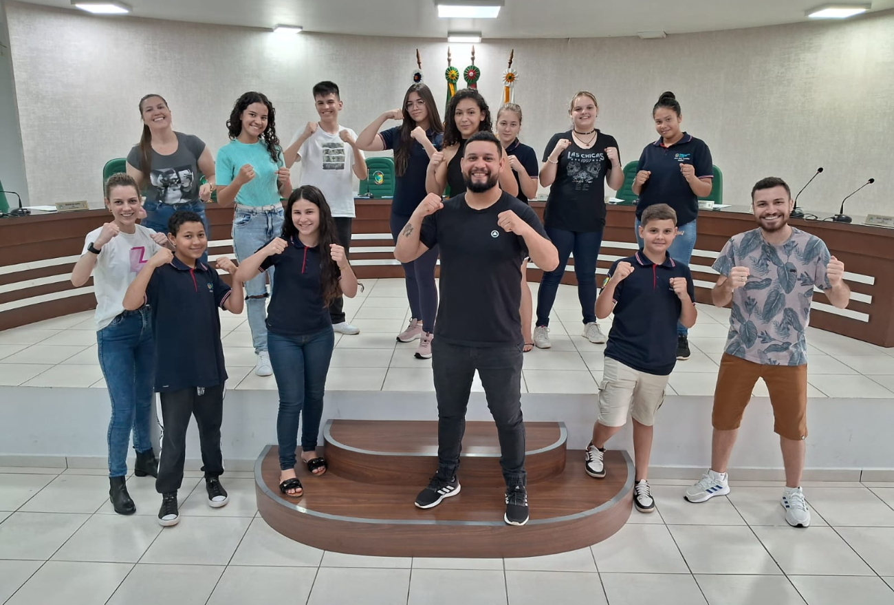 Parlamento Jovem participa de palestra sobre artes marciais e defesa pessoal