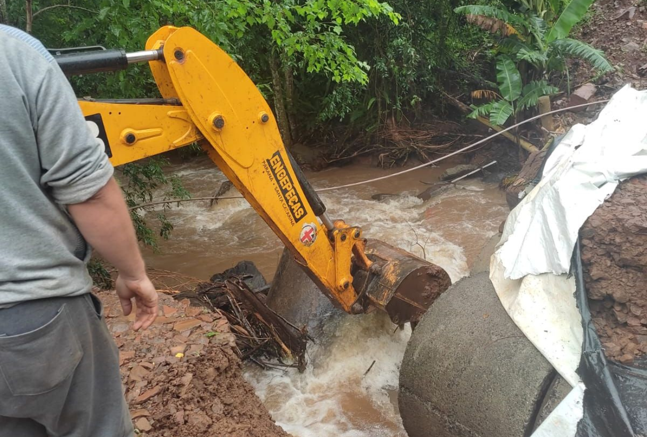 Fotos: Governo Municipal de Cordilheira alta faz manutenção para desobstrução das estradas municipais