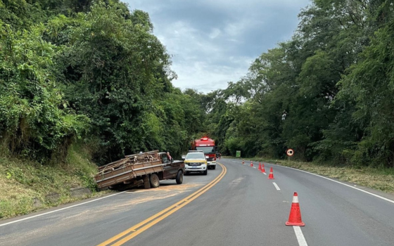 Condutor escapa ileso após desprendimento de roda em acidente na SC 157